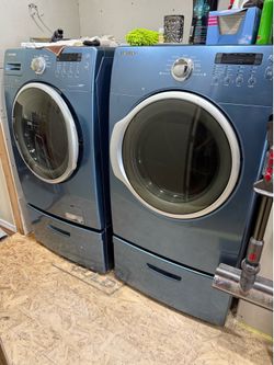 Samsung Front Load Electric Washer and Dryer Set w/Pedestals