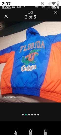 This is a vintage 90s Florida Gators puffer jacket! Large!
