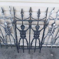 4 pc Plastic Skeleton Halloween Gate