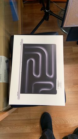 14”MacBook Pro m5 max 64Ram 2TB SSD nano texture.  Silver