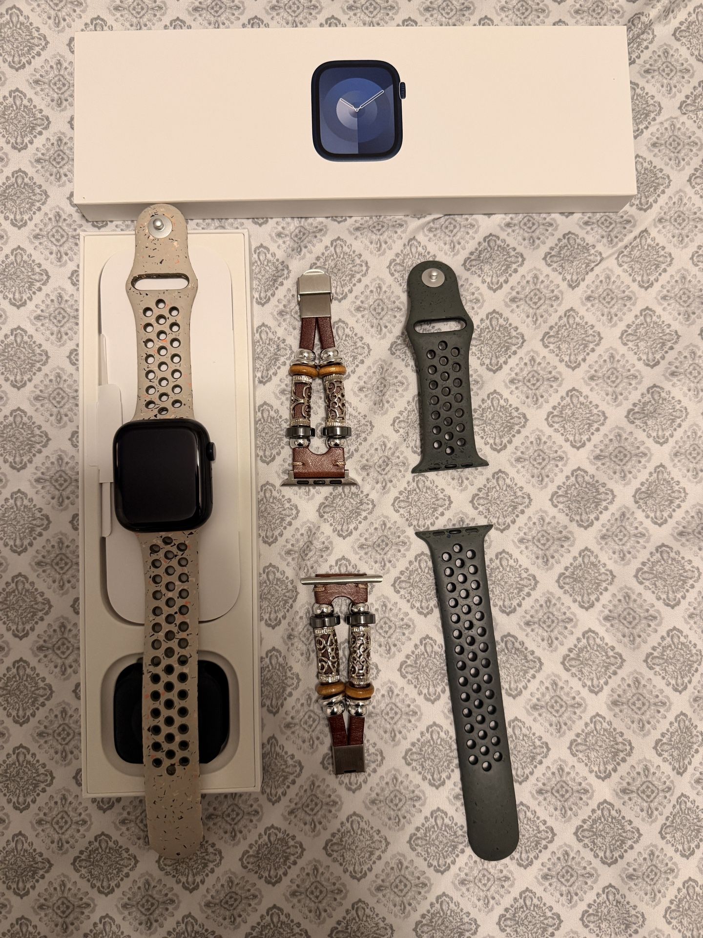 Apple Watch Series 9 GPS 45mm – With Box