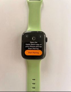 Apple I Watch In Good Condition Series 4 40mm how’s the small crack on the top right but doesn’t affect the performance