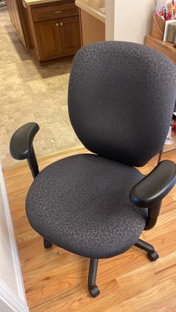 Comfortable Swivel Office Chair with Armrests
