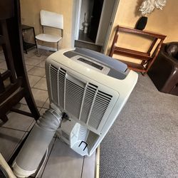 frigidaire air conditioner portable 9,000 BTU in great condition 
