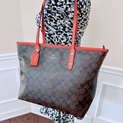 coach CITY ZIP TOTE IN SIGNATURE/NWT