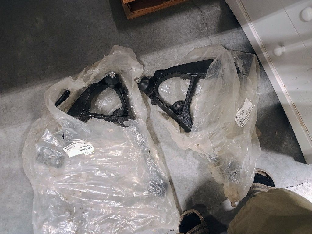 SKP Suspension lower Control Arm And Ball Joint Assembly. For 2000-06 full size Chevy truck/Suv