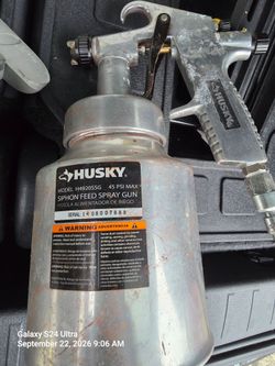 Paint sprayer siphon feed