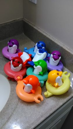 Tomy Do RE MI Dolphins Bath Toys