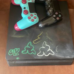 ps4 with two controllers READ DESCRIPTION 