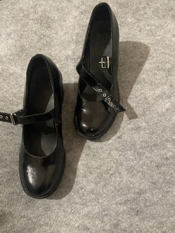 Size 8.5 like new shoes for women 