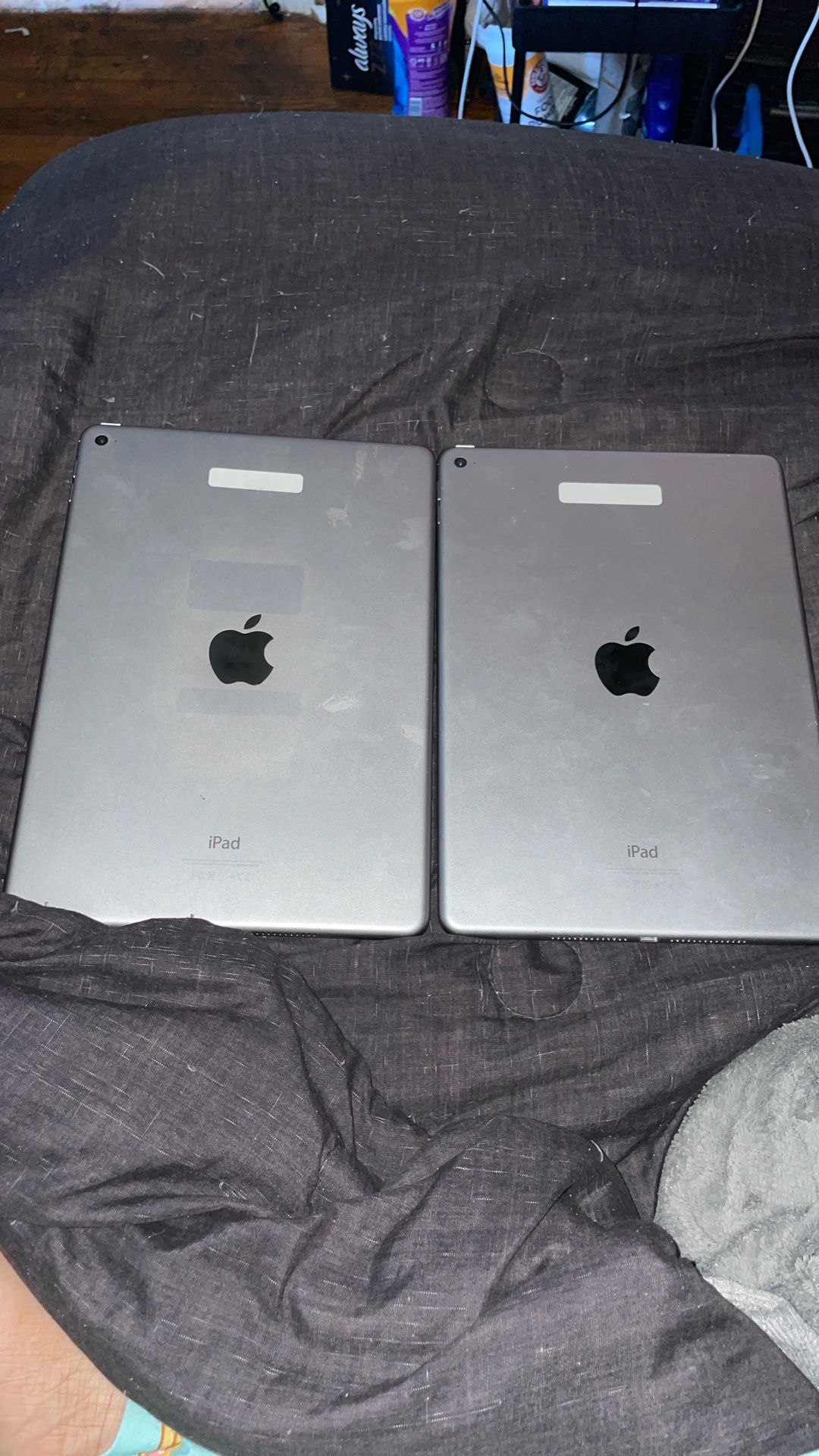 2 Apple iPad Air 2s