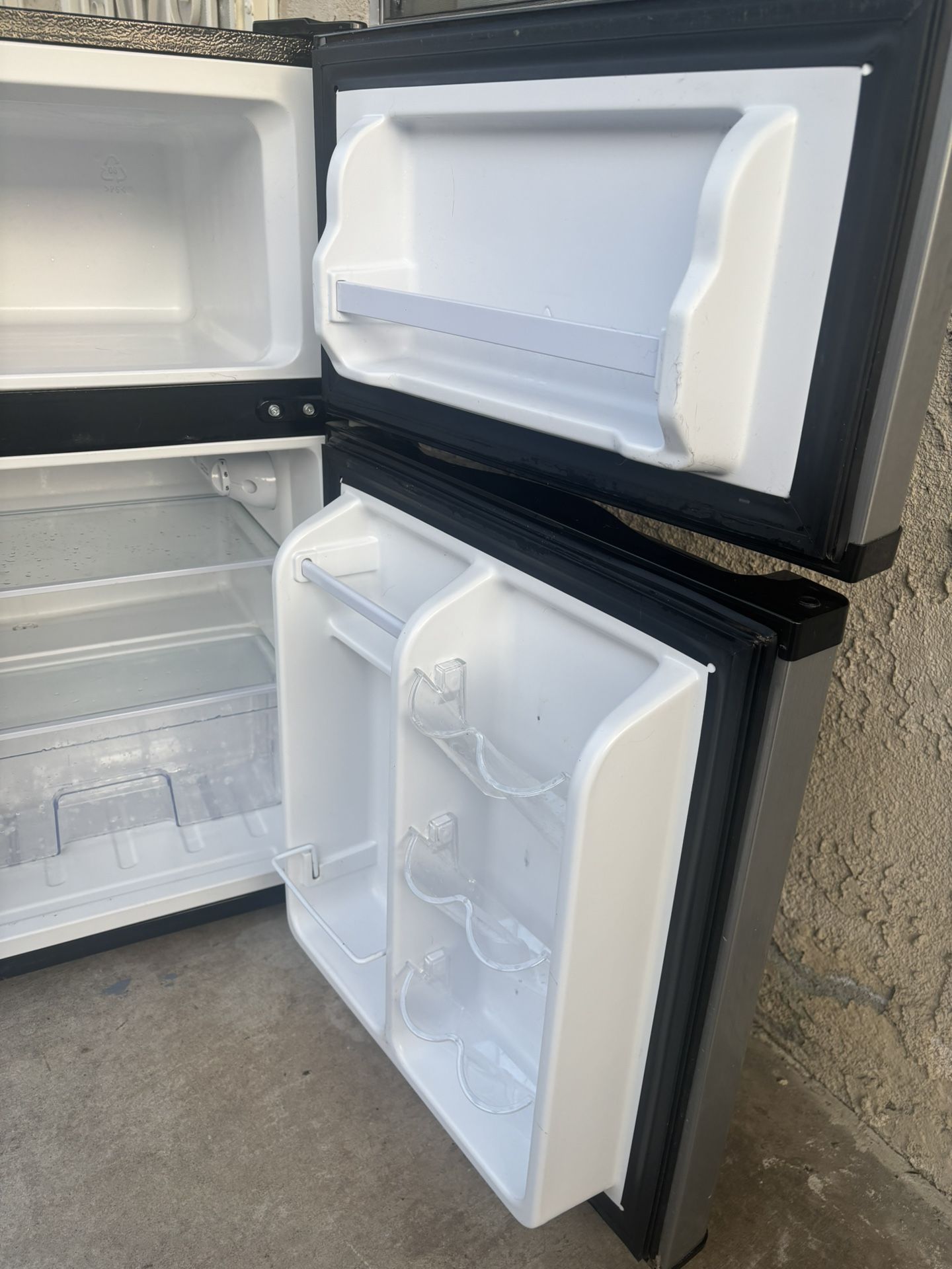 Mini Fridge 3.2cu INSIGNIA