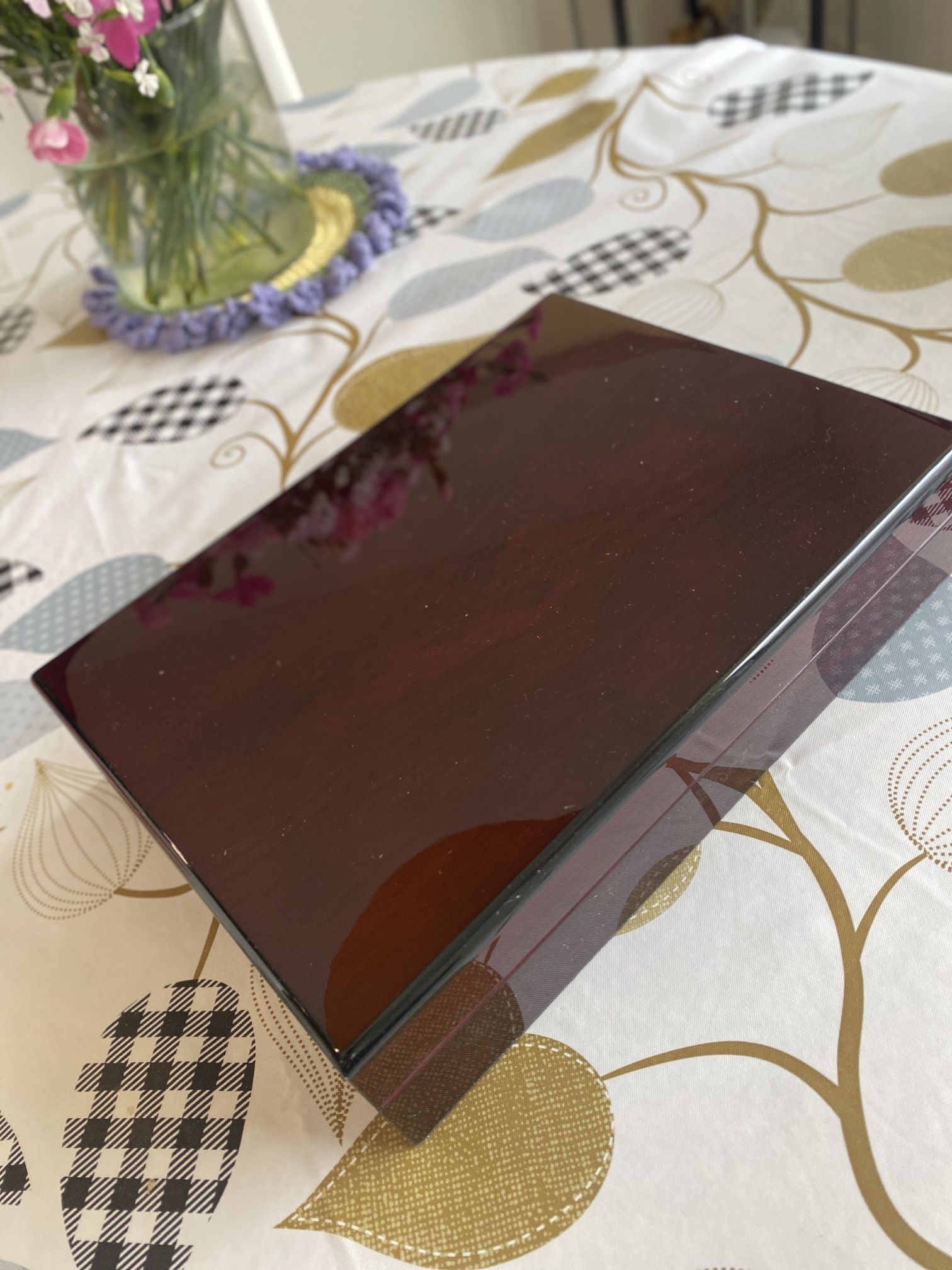Solid Wood High Gloss Finish Cigar Box Color Dark Walnut