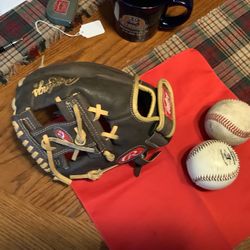 Rawlings left handed baseball glove (catch with right throw with left) 10.5” like new with 2-baseballs Plainfield, Illinois