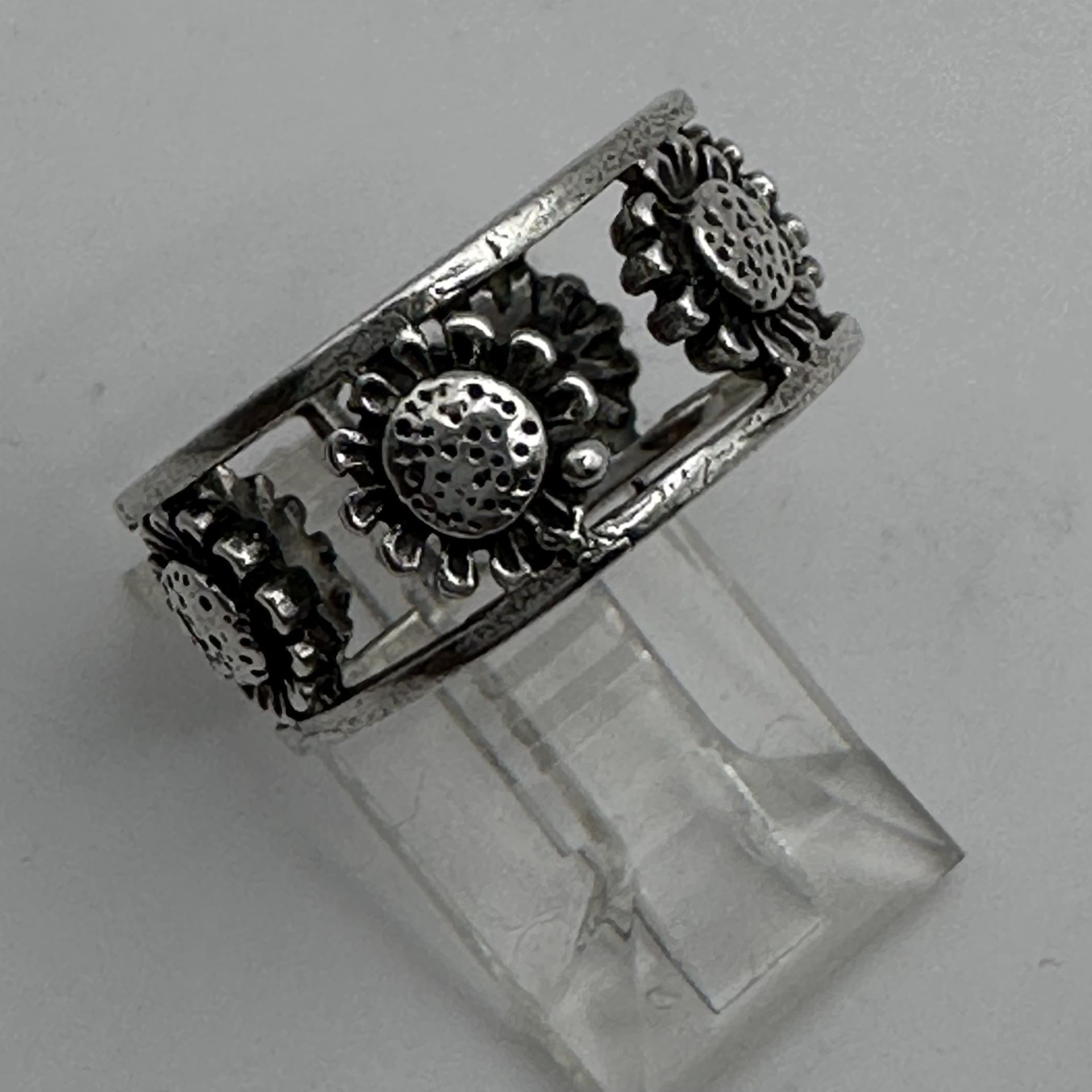 Sunflowers Cut Out Sterling Silver Band Ring - Size 6