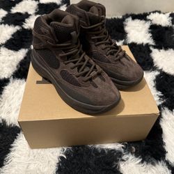 YEEZY DSRT BT SIZE 8.5MENS