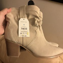 New Cute beige women’s short boots shoes with square low heel size 9. Pretty true to size. Christmas holiday gift idea for yourself or a friend. Eas