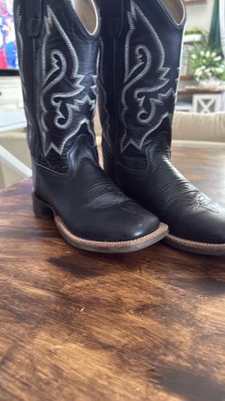 Boys size 4 Cody James Cowboy Boots