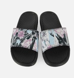 Nike Benassi JDI Slides & Nike Kawa Girls' Slide Sandals for Sale in Marysville, WA - OfferUp