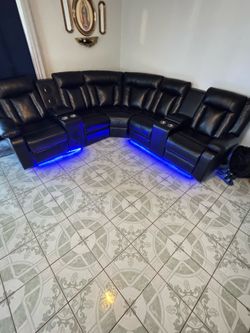 Sala casi nueva solo tres mese de uso piel sintética dos orillas reclinables bocinas vía bluetooth