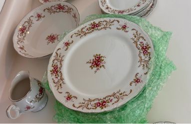 Elegant 8-Piece China Set – “Rose Bouquet” with Silver Trim