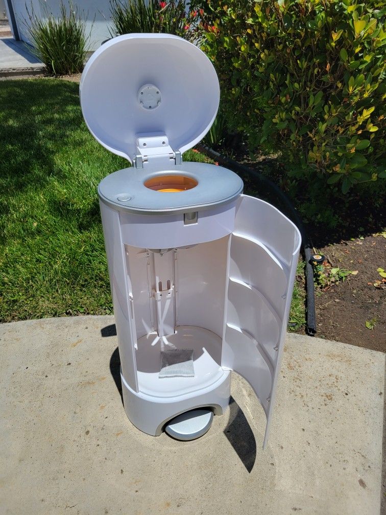 Munchkin STEP Diaper Pail, Powered by Arm & Hammer (Used)