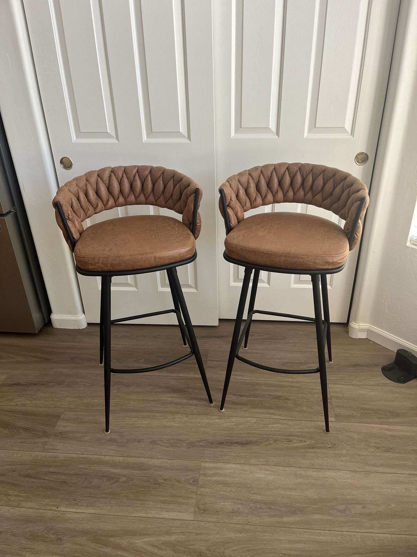 Mid century Kymberlynn Swivel Bar Stool (Set of 2)
