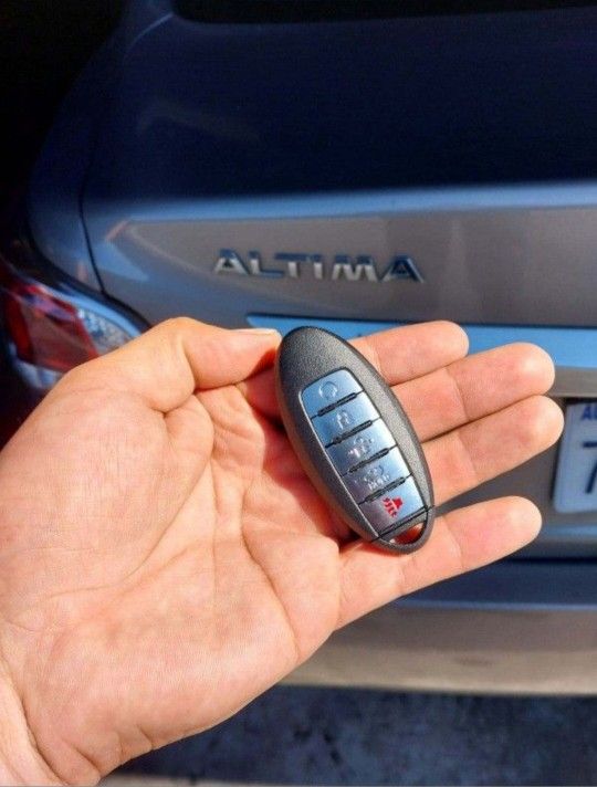 Car Keys And Remotes / Llaves De Carro Y Controlles