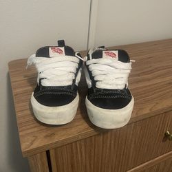 Vans Knu Skool Black and white