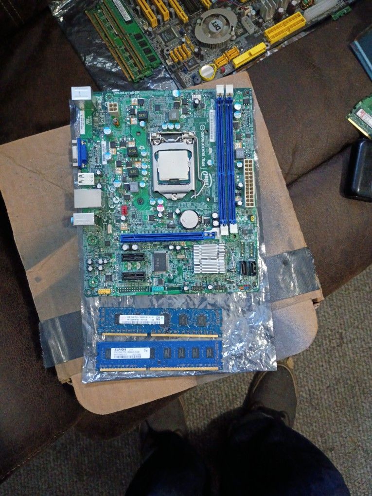 Intel Desktop Motherboard DH61HO w /Intel Pentium G645 SR0RS Cpu w/ 2 X2gb Ram