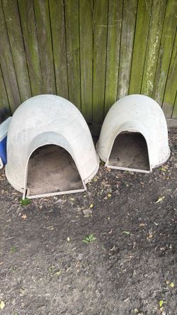2 Dogloo outside dog houses