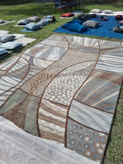 NICE LARGE AREA RUG