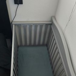 Graco Stella  4 In 1 convertible Mini Crib with Bonus Mattress 