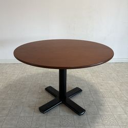 Knoll 42” Pedestal Table 