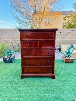 BEAUTIFUL BASSET TALL DRESSER-CHERRY COLOR ( FREE DELIVERY 🚚 FIRST FLOOR ) GREAT CONDITION