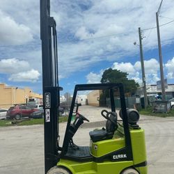 FORKLIFT CLARK.  $8500