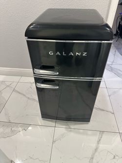 Great Working Galanz 3.1 cu ft Retro Mini Fridge In Super Great Condition