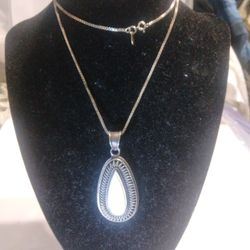 Silver Chain And Pendant Beautiful Oval Shape Use