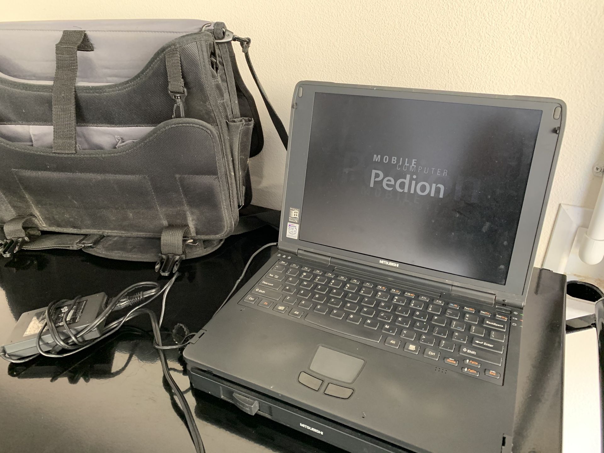 Mitsubishi Intel Pentium M3041-Q77U1G Laptop with Microsoft Windows 95
