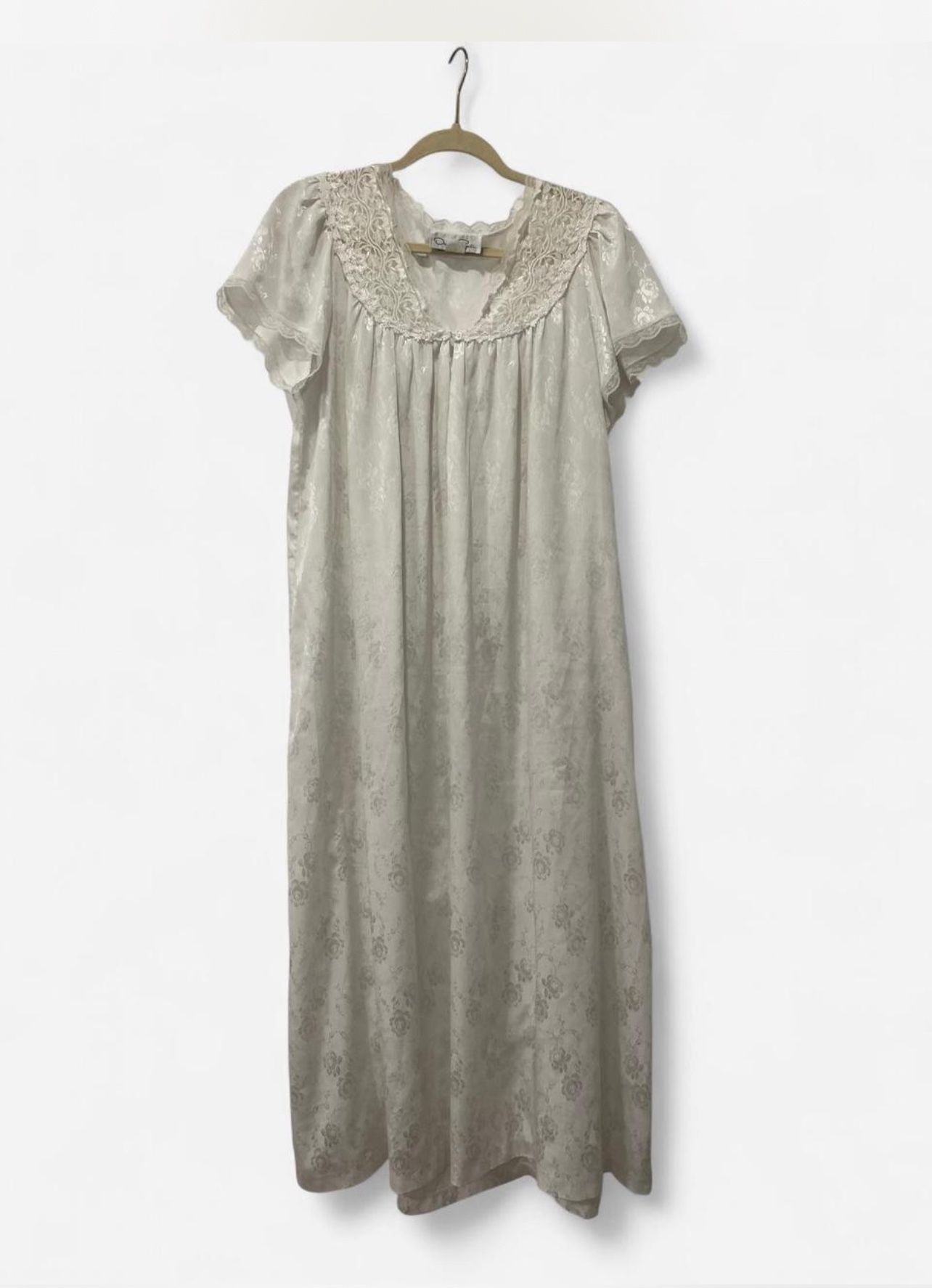Women’s vintage Oscar de la Renta white lace trim nightgown size M