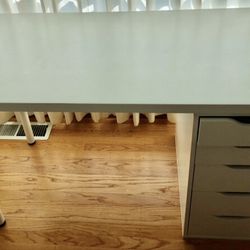 On-Sale White desk and drawers - very good condition