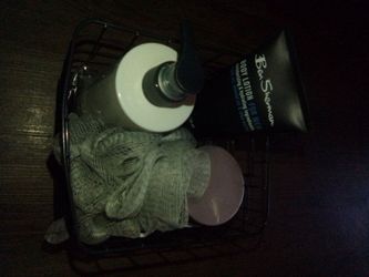 Men's shower pack w/ body wash, body scrub, scrubber and lotion