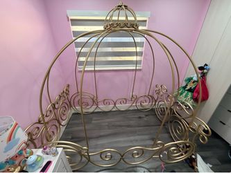Disney Princess Royal Gold Twin Carriage Bed / Carruaje Disney color oro 80 H x 80 L x 52 W