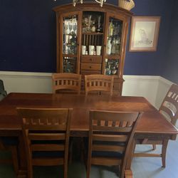 Beautiful Dining room table with 6 chairs 80”x42” 