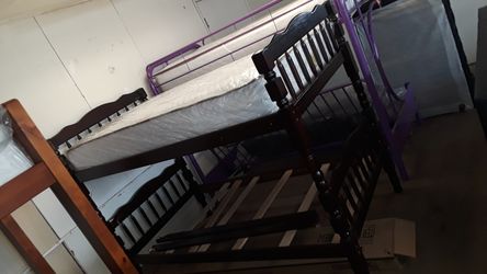 Twin bunk beds