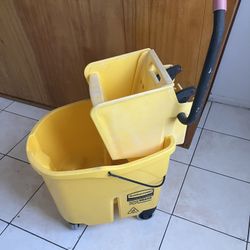 $50, Rubbermaid Wave break Mop Bucket With Wringer 