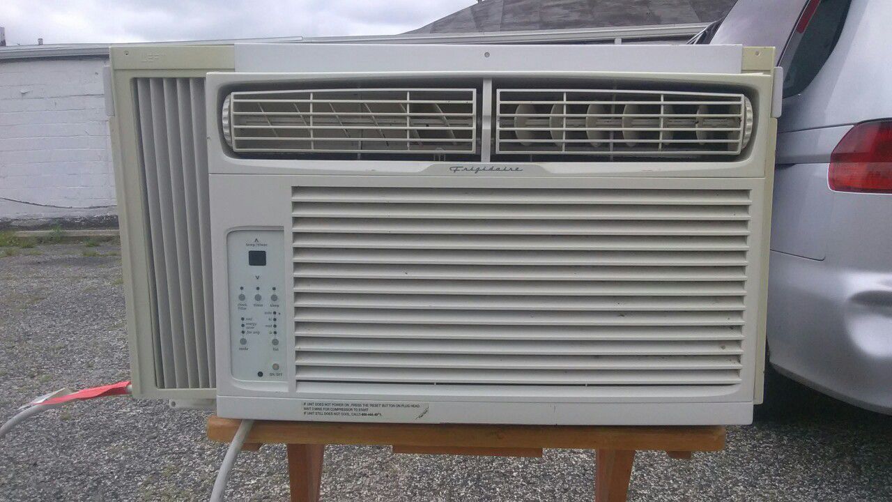 Frigidaire air conditioner 6500 BTUs great condition very reliable cold air energy saver ready to use delivery as possible