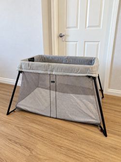 BabyBjörn Travel Crib Light + Mattress & Carrying Case - Pack and Play