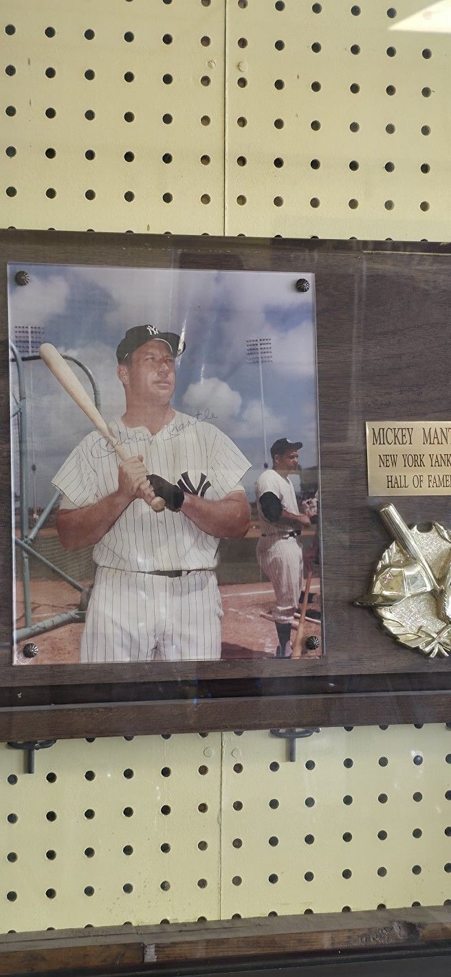 Mickey Mantle AUTOGRAPHED photos With COA!!!!!!!!