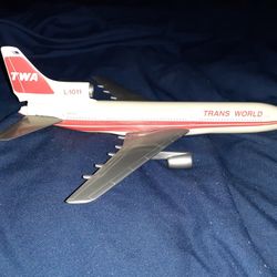 TWA......L-1011 plastic desktop aircraft model